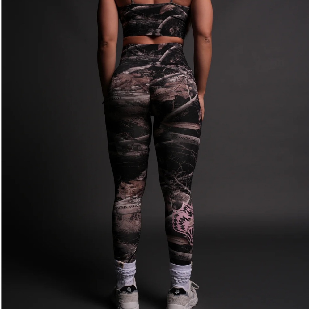 OUR PASSION "EVERSON SEAMLESS" SCRUNCH LEGGINGS IN DARC BROWN WOODLAND CAMO - Picture 5 of 12